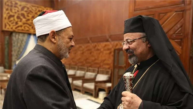 اتصال هاتفي.. بطريرك الكاثوليك يطمئن على الحالة الصحية لشيخ الأزهر