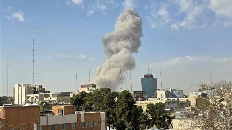 جيش الاحتلال يزعم استكمال ضرباته ضد أنظمة الدفاع الإيرانية