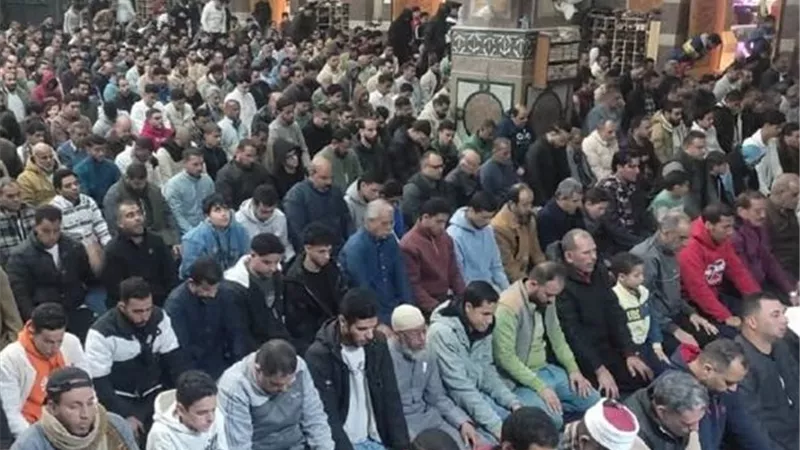 بث مباشر.. نقل شعائر صلاتي التراويح والعشاء من مسجد «الإمام الحسين»