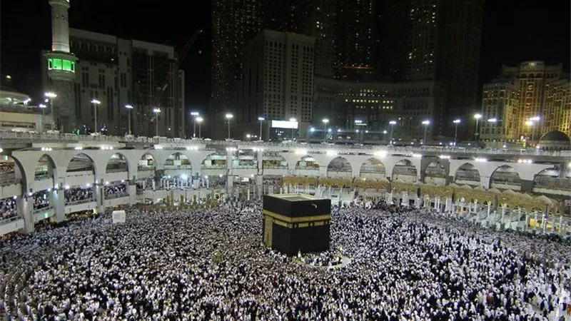 اليوم العاشر من رمضان.. بث مباشر لصلاتي العشاء والتراويح من «الحرمين»