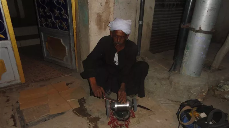  ينادي بأعلى صوت 