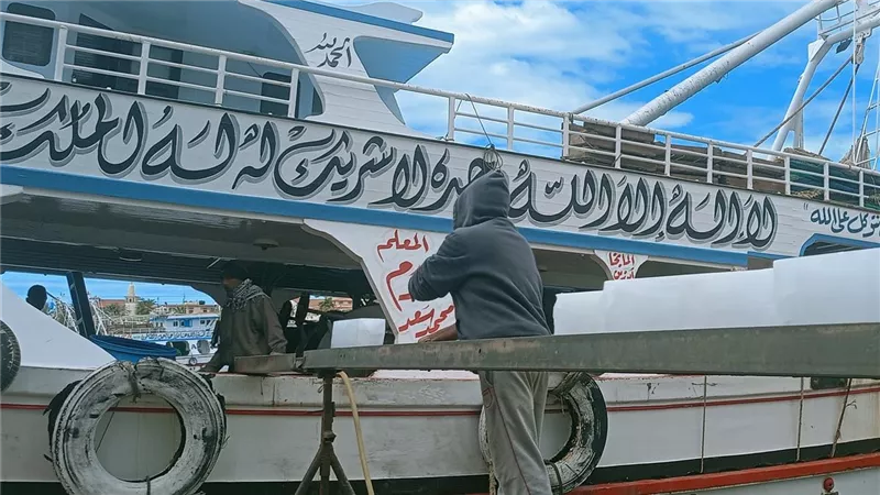بعد تحسن الأحوال الجوية.. مراكب الصيد بعزبة البرج تستأنف رحلاتها
