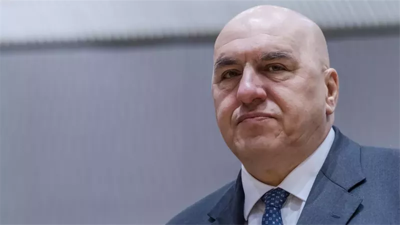 بسبب غارات إيران الأخيرة.. وزير الدفاع الإيطالي عالق في الإمارات