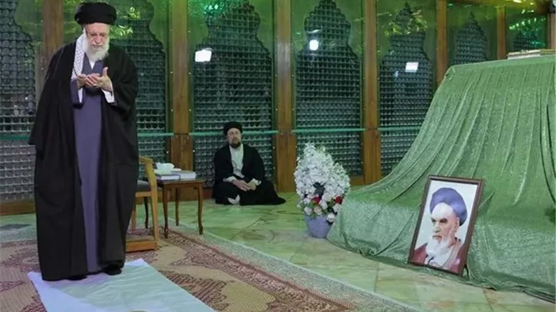 بجوار قبر سلفه.. أخر ظهور للمرشد الراحل علي خامنئي| فيديو