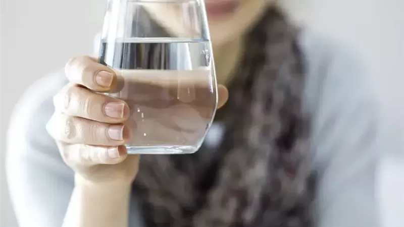 أضرار قلة شرب الماء خلال شهر رمضان وتحذيرات صحية
