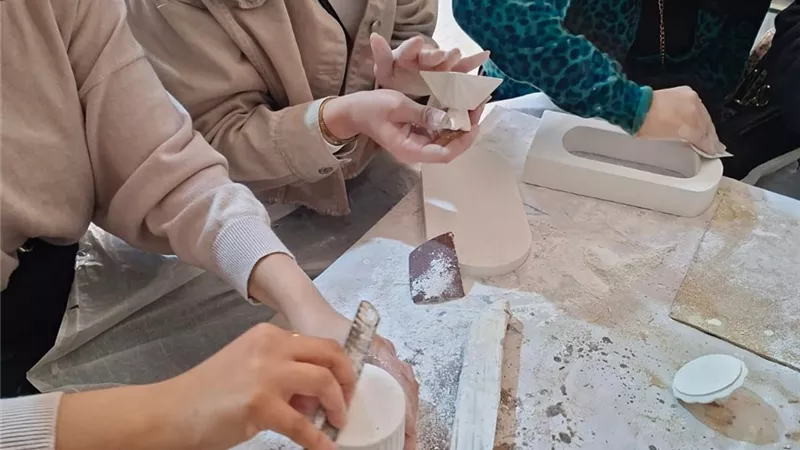 تدريب طلاب مدارس أسيوط على الحرف اليدوية والتراثية بمركز «إبداع»