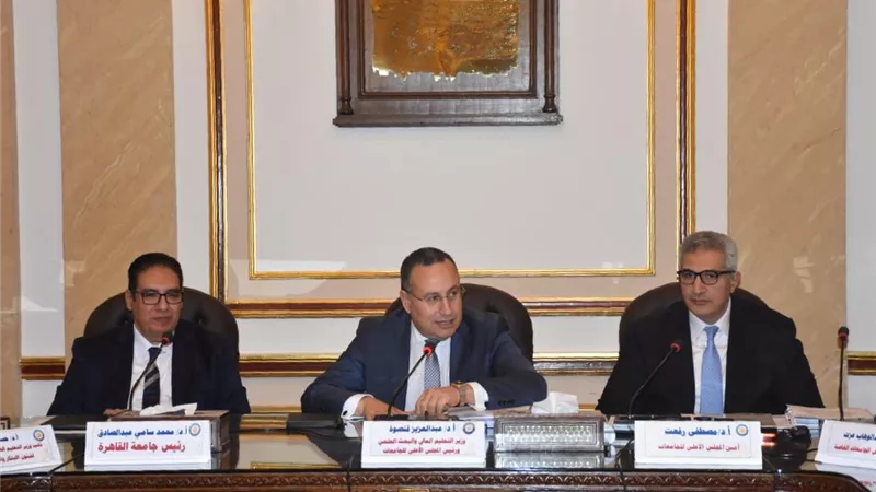 وزير التعليم العالي يوجه بمواصلة تطوير المستشفيات الجامعية 