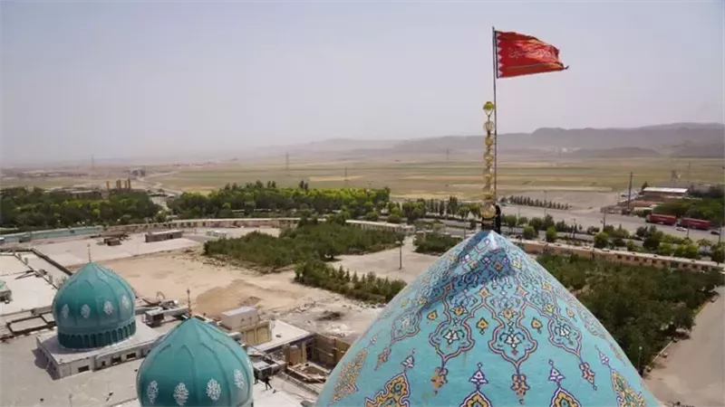 «رمزا للثأر والانتقام».. إيران ترفع الراية الحمراء أعلى مسجد جمكران