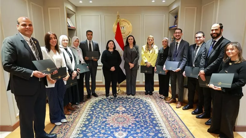 «التضامن» تكرم فريق العمل المشارك في معرض الحرف اليدوية بالهند|صور 