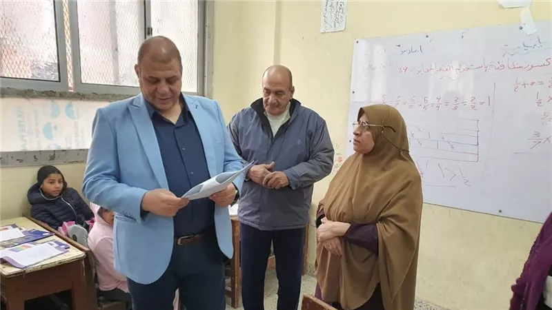 مدير تعليم المنوفية يتابع انتظام الحضور بمدارس قويسنا