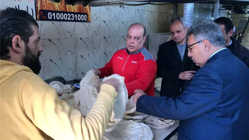 محافظ الدقهلية يتفقد مخبز المحافظة الكبير بالمنصورة.. ويشدد على الالتزام