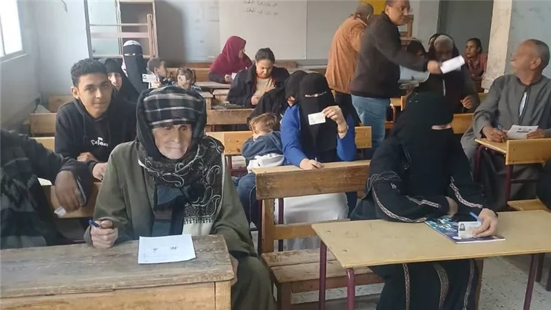 انتظام امتحانات تعليم الكبار ومحو الأمية الفوري بمراكز أسيوط