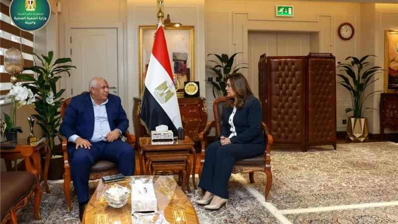 وزيرة التنمية المحلية تتابع مع محافظ مطروح عدداً من الملفات الخدمية