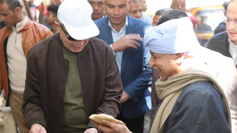خلال جولته بسمالوط.. محافظ المنيا يفاجئ مخبزا بلديا بقرية الجزائر