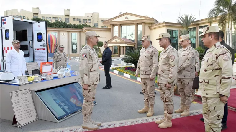 وزير الدفاع يتفقد جاهزية المنطقة المركزية ويشارك المقاتلين إفطار رمضان