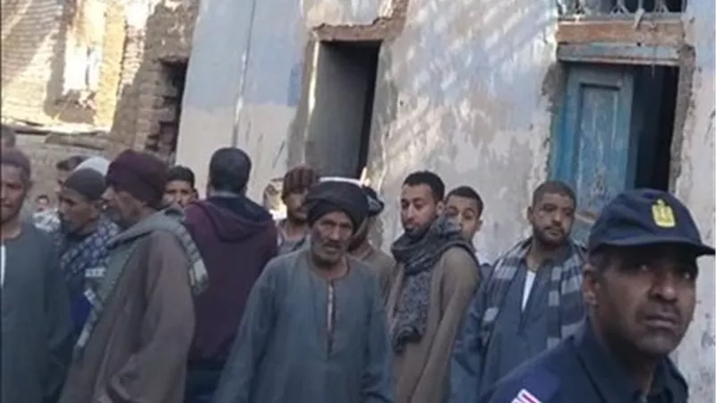  3 مصابين جراء انهيار جزئي بعقار سكني في أسيوط 