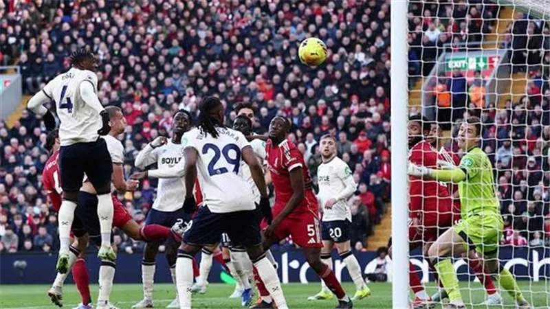 لاعب «وست هام» يقر بصعوبة إيقاف فان دايك بعد الهزيمة الثقيلة أمام ليفربول