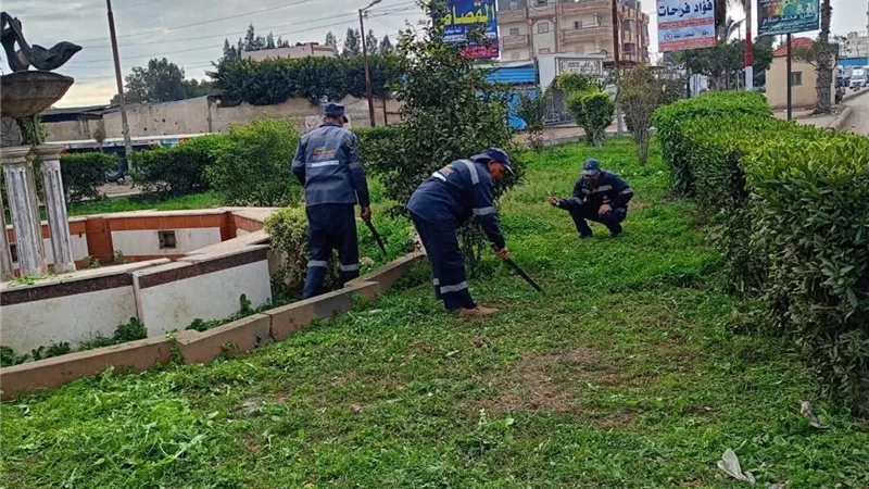 استمرار العمل بحملات النظافة اليومية ورفع المخلفات والقمامة بمدينة دسوق