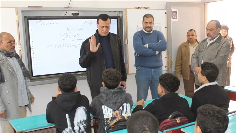مدير تعليم سوهاج يتابع انتظام الدراسة بمدارس إدارة أخميم