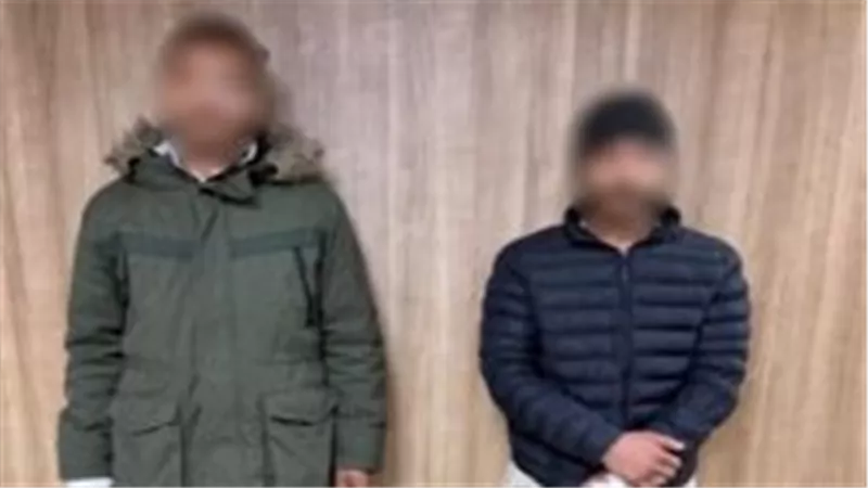 «رش الميه عداوة».. مشاجرة طاحنة بالحجارة بين فكهاني وآخر في كرداسة  