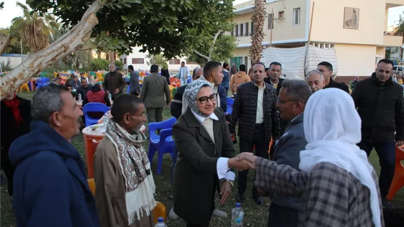 محافظ الوادي الجديد تشارك عمال الخدمات المعاونة والمرافق الإفطار الرمضاني
