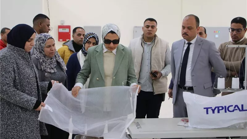 محافظ الوادى الجديد تتابع التجهيزات النهائية لمجمع إنتاج شكائر الزماط 