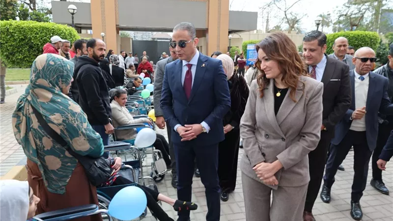 محافظ الجيزة يسلم ٢٧ كرسيا متحركا وأجهزة تعويضية لذوي الهمم | صور