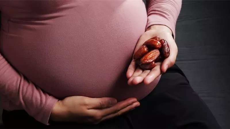 أكل التمر أثناء الحمل.. بين موروث الأساطير وحقائق الطب
