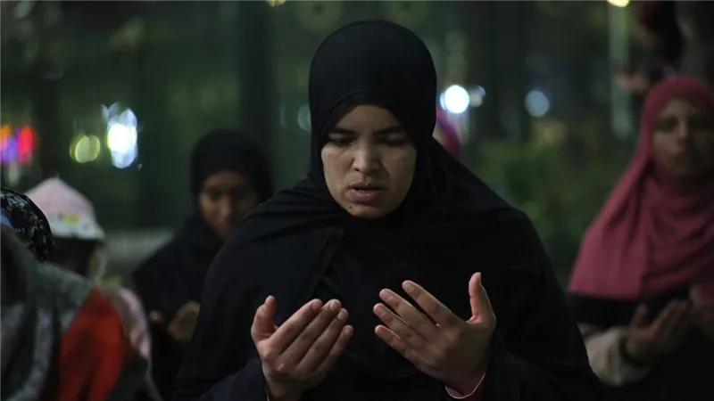 هل الحجاب فرض؟ وما حكم منع الزوجة من زيارة أهلها؟.. أمينة الفتوى ترد