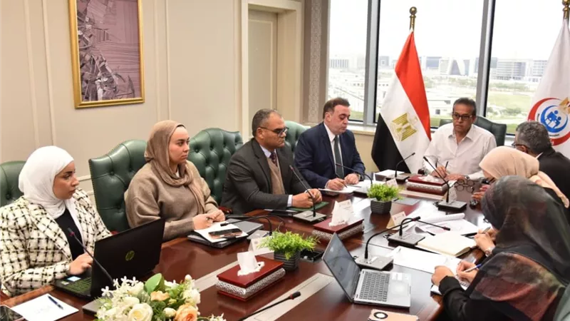 توجيهات عاجلة من وزير الصحة بشأن 17 مشروعا قوميا 