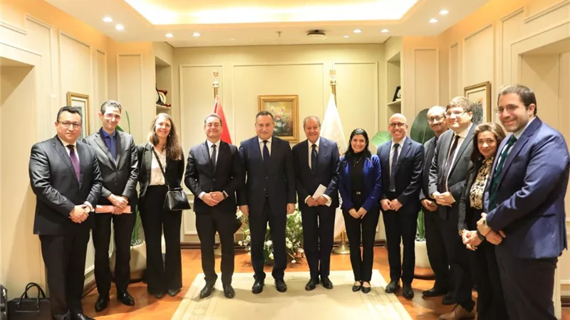 قنصوة والسفير الفرنسي يبحثان إنشاء الحرم الجامعي للجامعة الفرنسية في مصر
