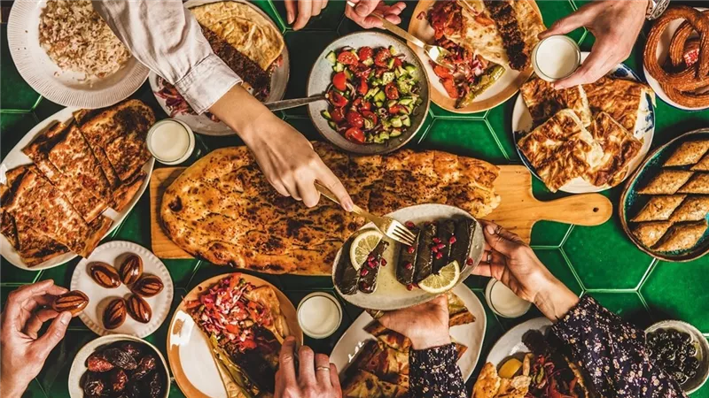 خلال عزومات الإفطار.. تجنب الإفراط في الطعام 