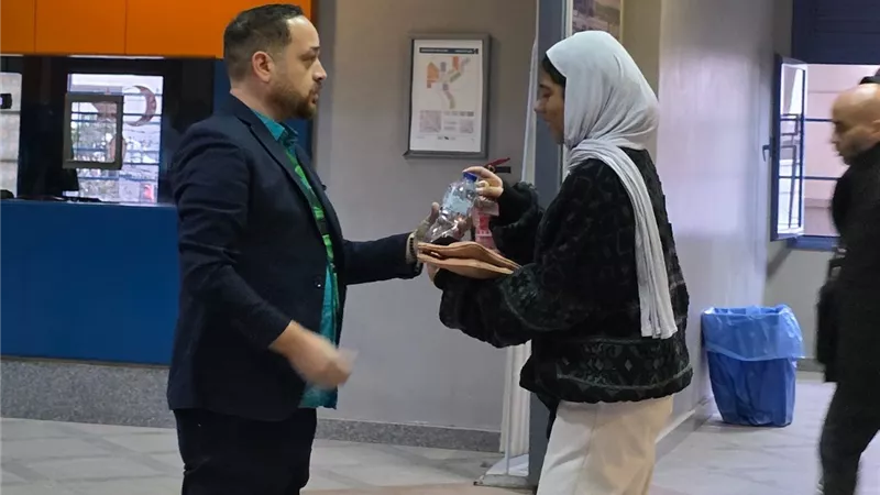  الخط الأخضر الثالث للمترو يفاجئ الركاب بزجاجات مياه وتمر|صور