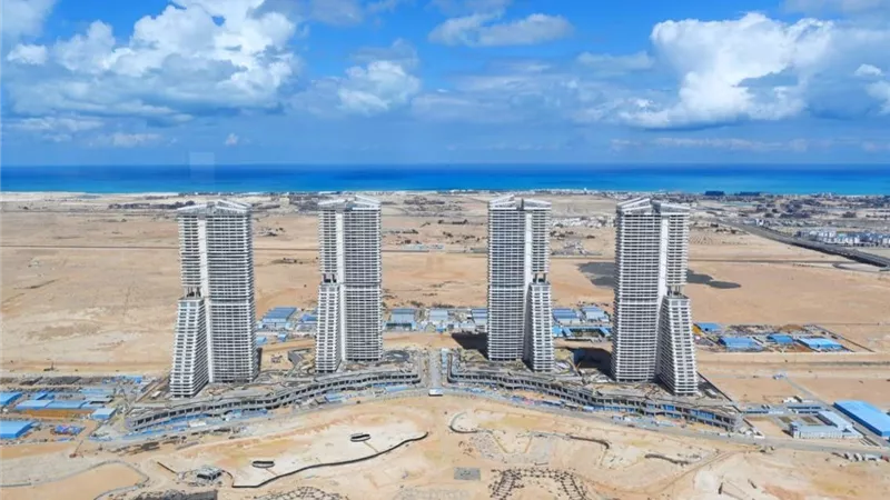 وزيرة الإسكان تتفقد مركز المؤتمرات وأبراج وبحيرات الداون تاون بالعلمين