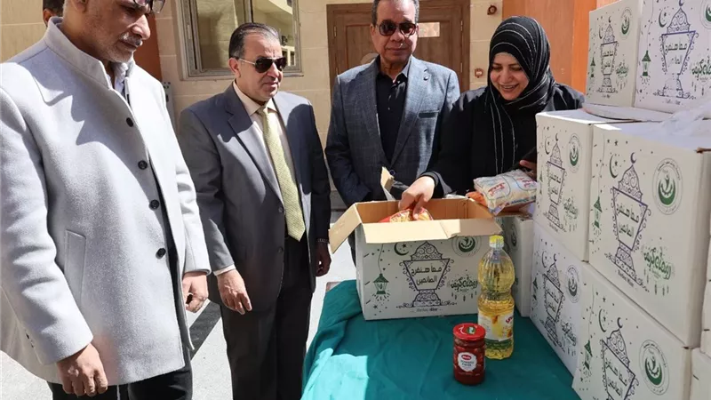 رئيس جامعة قنا يشارك في توزيع مساعدات غذائية للأسر الأولى بالرعاية
