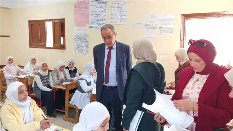 «تعليم بنى سويف»: استبعاد مدير مدرسة وإحالته للشئون القانونية لهذا السبب 
