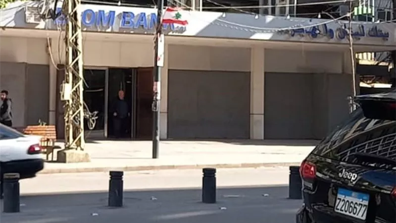 بسبب الهجمات.. إخلاء شارع المصارف في صيدا اللبنانية