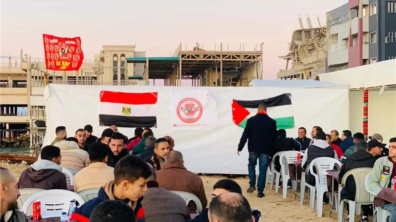 تحية لـ الخطيب.. رابطة محبي الأهلي بفلسطين تنظم إفطارا جماعيا على شاطئ غزة