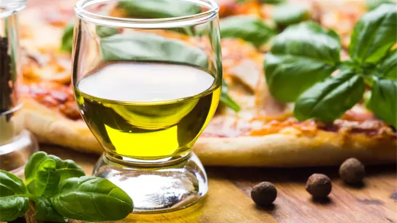 ماذا يحدث لجسمك عندما تتناول زيت الزيتون يوميا؟.. تعرف على الفوائد