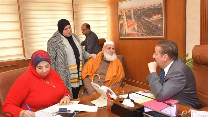 مساعدات مالية وعينية.. محافظ بورسعيد يتابع عددا من الحالات الإنسانية
