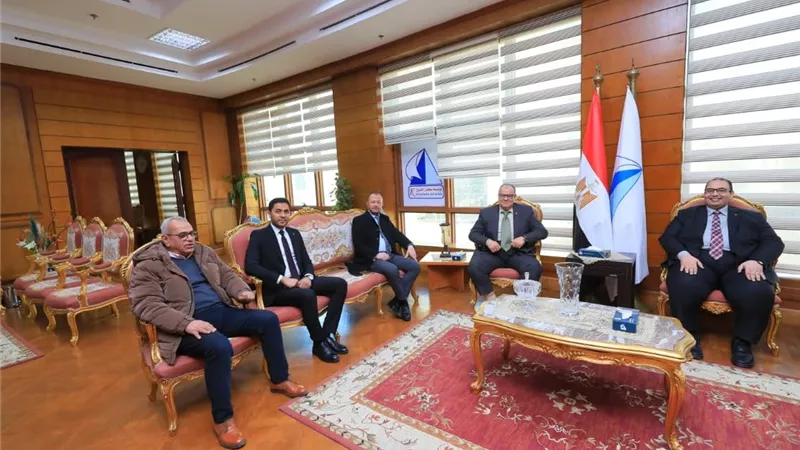 رئيس جامعة كفر الشيخ يستقبل نقيب المحامين بالمحافظة لتقديم التهنئة بتعيينه