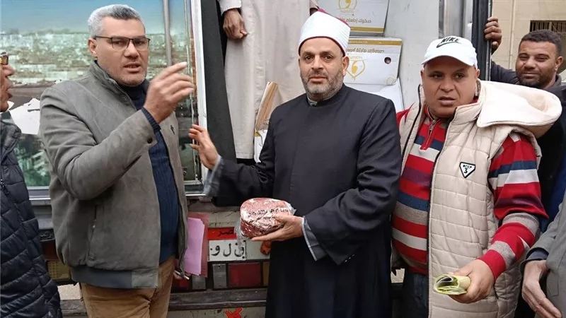 تسليم 5 أطنان لحوم صكوك الإطعام للأسر الأولى بالرعاية بالشرقية| صور