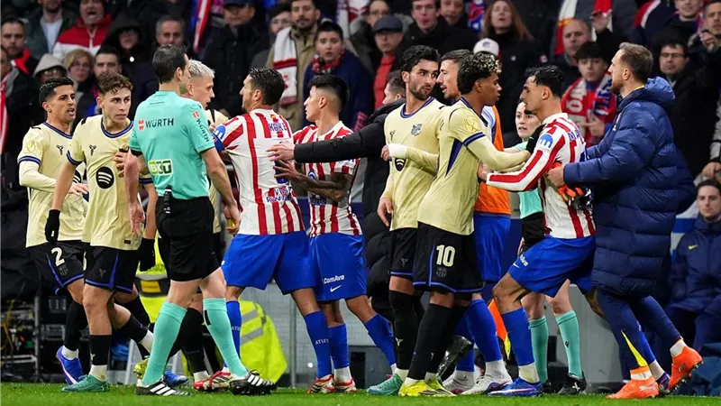 الاتحاد الإسباني يعلن طاقم تحكيم قمة برشلونة وأتلتيكو في كأس ملك إسبانيا
