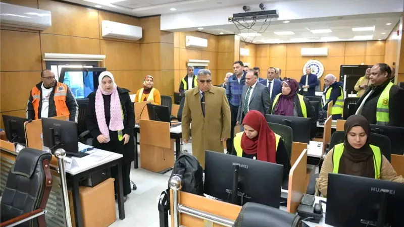 محافظ الدقهلية يتابع من مركز السيطرة جهود كسح الأمطار وضبط الأسواق 