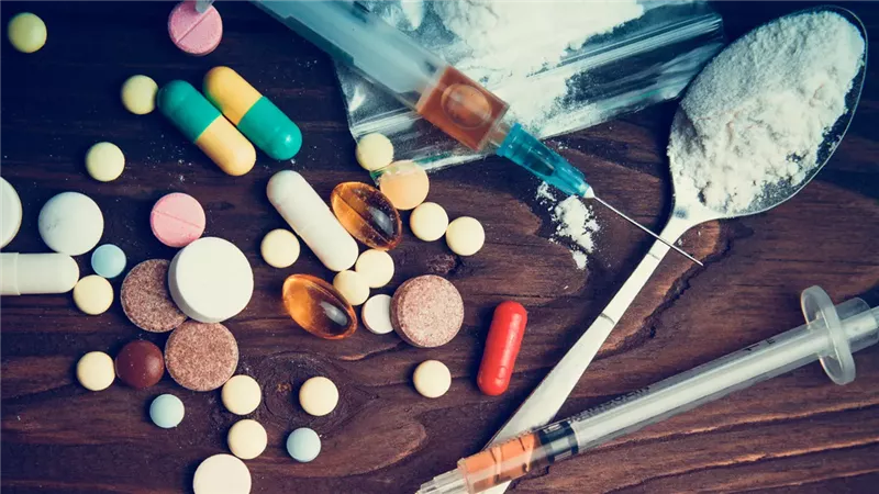 حبس 4 شباب لتعاطيهم مواد مخدرة أمام المارة بالعجوزة