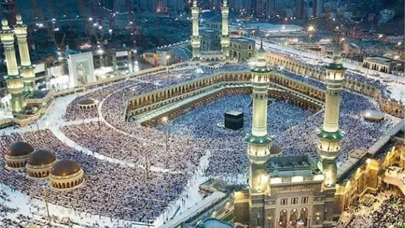 بث مباشر.. شعائر صلاتي العشاء والتراويح من «الحرمين»