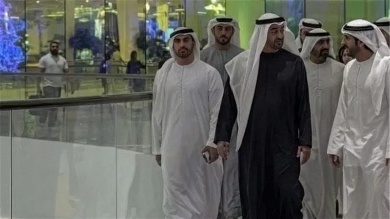 في رسالة طمأنينة.. محمد بن زايد وحمدان بن محمد في جولة بدبي مول|فيديو