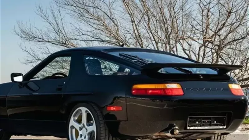 RUF 928R.. إعادة إحياء نادرة لأسطورة ألمانية في مزاد علني