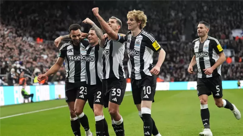 أغلى صفقة لظهير في التاريخ.. مانشستر سيتي يستهدف لاعب نيوكاسل