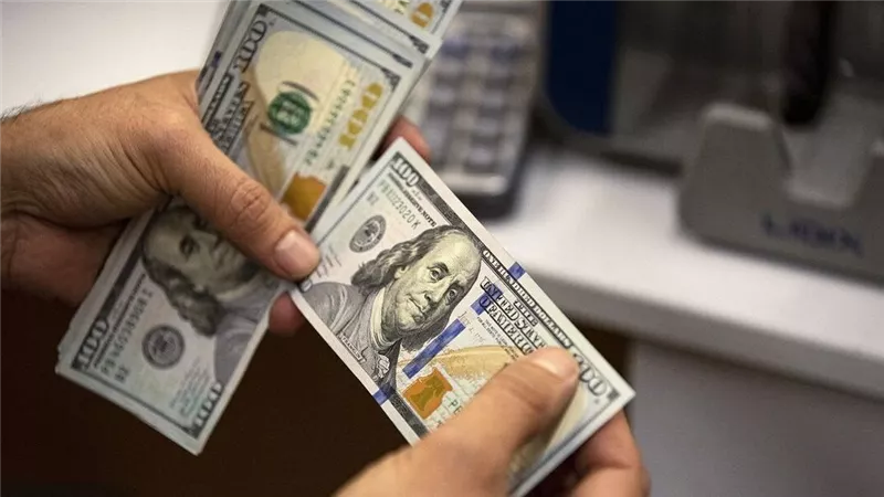 الدولار يشتعل في مصر..  قفزة جديدة بدعم «الحرب» وخروج الأموال الساخنة